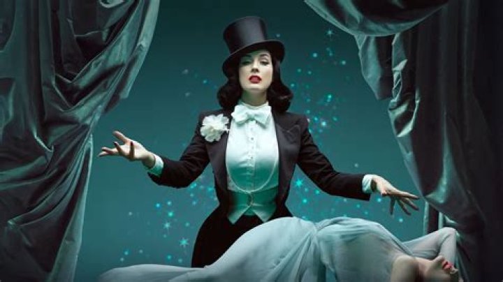 Exploring the Glamorous World of Famous Actresses in the 1920s
