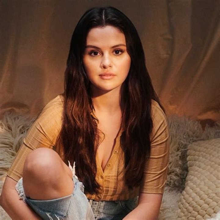 Selena Gomez Real Boobs: Unveiling the Truth Behind the Celebrity's Body Image